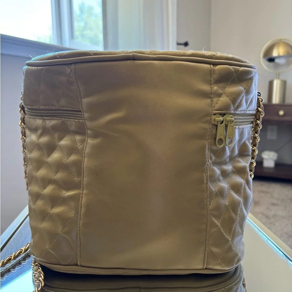 ( Boutique) Elegant Quilted Chain Shoulder makeup Bag